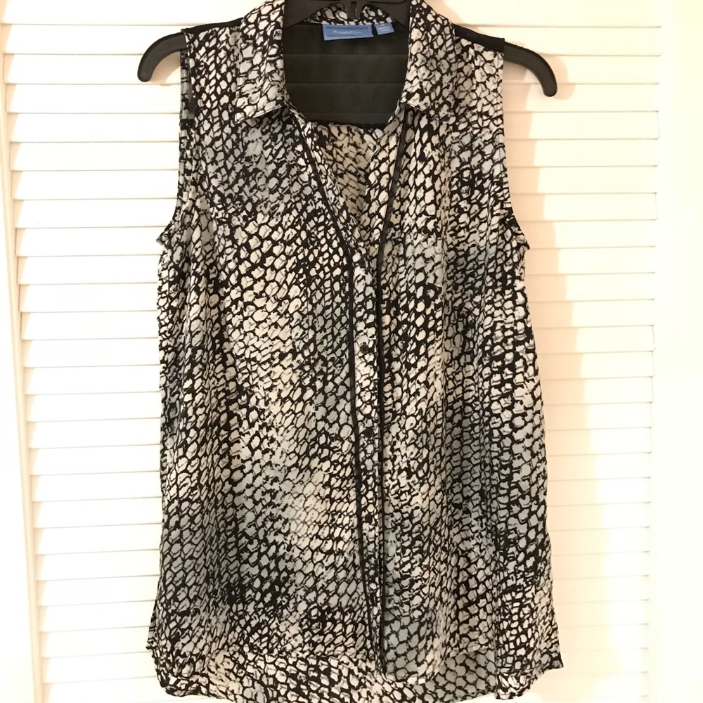 Sleeveless collared blouse
